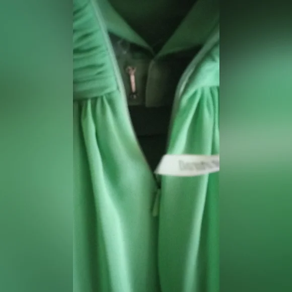 BEAUTIFUL LIGHT GREEN EVENT DRESS - Picture 5 of 6